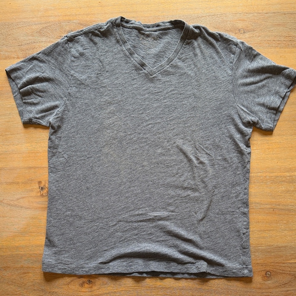Men's J. Crew 100% cotton Caded Gray V-Neck T-Shirt